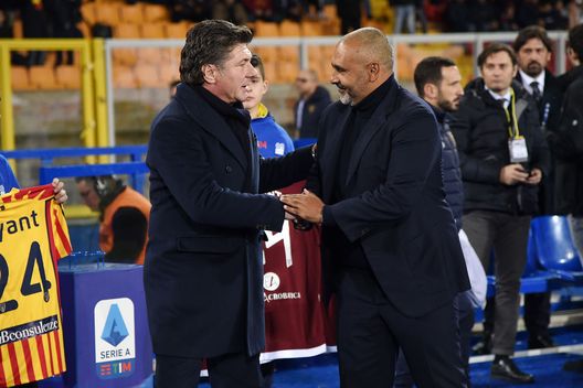  LECCE, ITALY - FEBRUARY 02: Walter Mazzarri Torino FC coach greets Fabio Liverani US Lecce coach before the Serie A match between US Lecce and Torino FC at Stadio Via del Mare on February 02, 2020 in Lecce, Italy. (Photo by Francesco Pecoraro/Getty Images) 