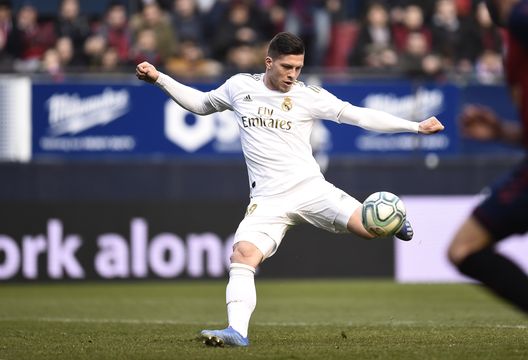 PAMPLONA, SPAIN - FEBRUARY 09: Luka Jovic of Real Madrid scores his team's fourth goal during the La Liga match between CA Osasuna and Real Madrid CF at El Sadar Stadium on February 09, 2020 in Pamplona, Spain. (Photo by Juan Manuel Serrano Arce/Getty Images) Martin Vazquez: “Jovic? Non so se sia un centravanti o una seconda punta ma ha fatto bene a lasciare Madrid” - immagine 1