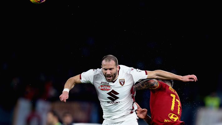 ROME, ITALY - JANUARY 05:  Lorenzo De Silvestri of Torino FC competes for the ball with Aleksandar Kolarov of AS Roma during the Serie A match between AS Roma and Torino FC at Stadio Olimpico on January 5, 2020 in Rome, Italy.  (Photo by Paolo Bruno/Getty Images) 