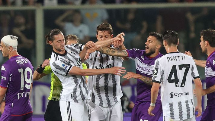 FLORENCE, ITALY - MAY 21: Adrien Rabiot of Juventus and Lorenzo Venuti of ACF Fiorentina during the Serie A match between ACF Fiorentina and Juventus at Stadio Artemio Franchi on May 21, 2022 in Florence, Italy. (Photo by Gabriele Maltinti/Getty Images) Juventus, dagli sbadigli ai brividi - immagine 1