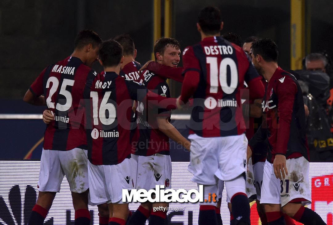  BOLOGNA, ITALY - NOVEMBER 20:  Federico Viviani of Bologna celebrates with team mates after scoring his team's third goal during the Serie A match between Bologna FC and US Citta di Palermo at Stadio Renato Dall'Ara on November 20, 2016 in Bologna, Italy.  (Photo by Tullio M. Puglia/Getty Images) 