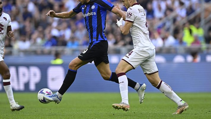 MILAN, ITALY - SEPTEMBER 10: Edin Dzeko of FC Internazionale competes for the ball with Alessandro Buongiorno of Torino FC during the Serie A match between FC Internazionale and Torino FC at Stadio Giuseppe Meazza on September 10, 2022 in Milan, Italy . (Photo by Mattia Ozbot - Inter/Inter via Getty Images) Inter-Torino, Buongiorno al 45′: “Buon inizio. Ora un po’ più di precisione” - immagine 1