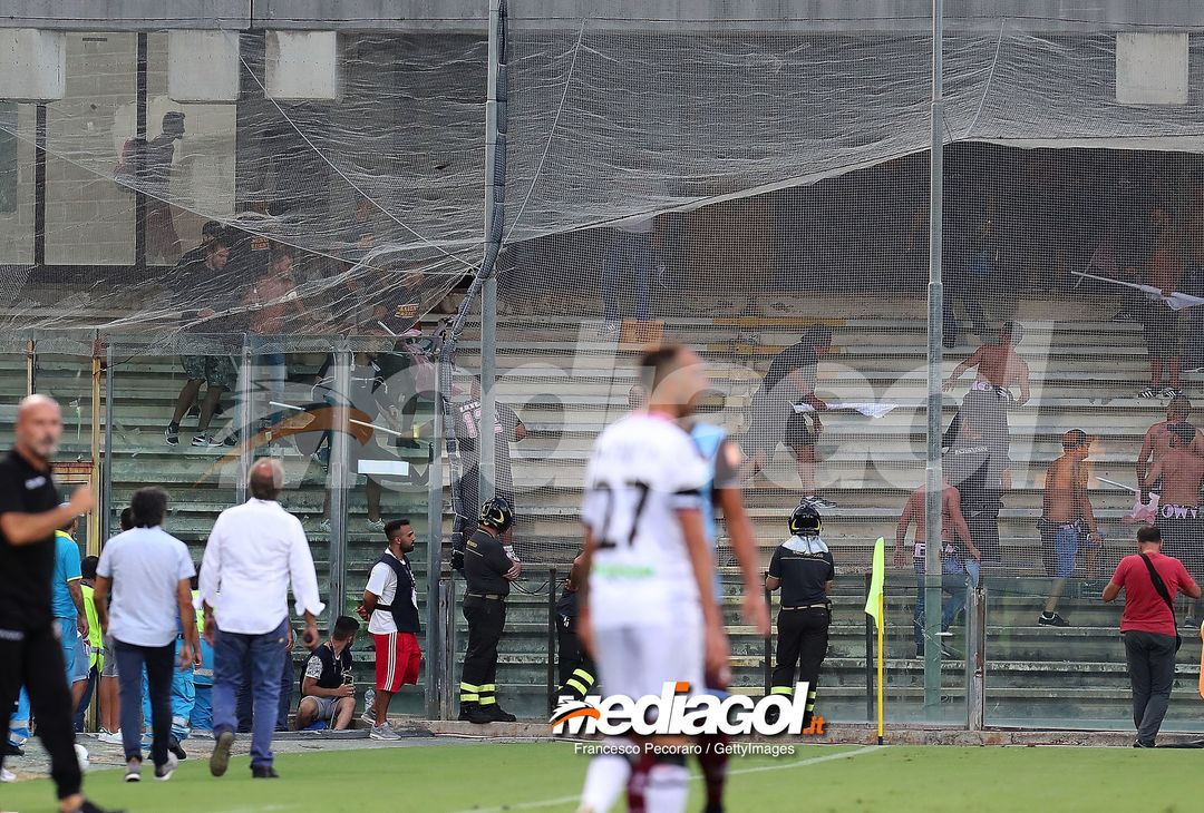  SALERNO, ITALY - AUGUST 25:  A brawl in the US Citta di Palermo's stand during the Serie B match between US Salernitana and US Citta di Palermo on August 25, 2018 in Salerno, Italy.  (Photo by Francesco Pecoraro/Getty Images) 