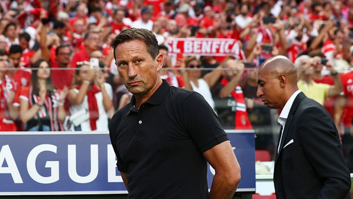 LISBON, PORTUGAL - AUGUST 23: Roger Schmidt, head coach of SL Benfica looks on during the UEFA Champions League Play-Off Second Leg match between SL Benfica and Dynamo Kyiv at Estadio da Luz on August 23, 2022 in Lisbon, Portugal. (Photo by Carlos Rodrigues/Getty Images) Benfica-Porto, derby a fior di pelle: Schmidt a Conceição: “Non ho visto le partite del Porto, ma le nostre” - immagine 1