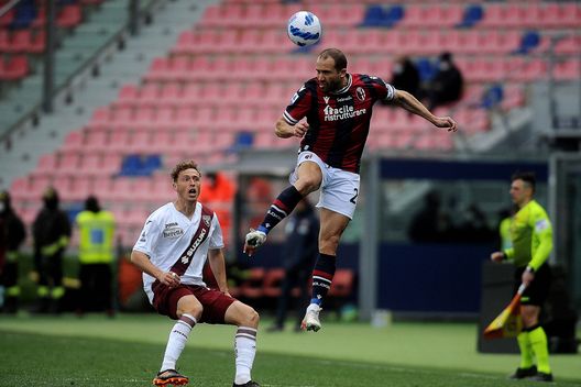 BOLOGNA, ITALY - MARCH 06: Lorenzo De Silvestri of Bologna FC heads the ball during the Serie A match between Bologna FC and Torino FC at Stadio Renato Dall'Ara on March 06, 2022 in Bologna, . (Photo by Mario Carlini / Iguana Press/Getty Images) Toro, impressiona il dato sui gol in trasferta. Solo 7, record negativo europeo- immagine 2