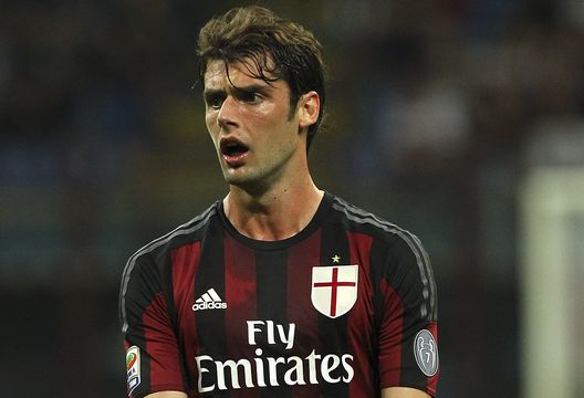  MILAN, ITALY - MAY 09: Andrea Poli of AC Milan gestures during the Serie a match between AC Milan and AS Roma at Stadio Giuseppe Meazza on May 9, 2015 in Milan, Italy. (Photo by Marco Luzzani/Getty Images) 