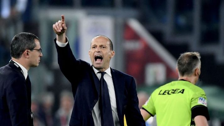 Juventus' Italian head coach Massimiliano Allegri (C) reacts after receiving a yellow card from Italian referee Paolo Valeri (R) during the Italian Cup (Coppa Italia) final football match between Juventus and Inter on May 11, 2022 at the Olympic stadium in Rome. (Photo by Filippo MONTEFORTE / AFP) (Photo by FILIPPO MONTEFORTE/AFP via Getty Images) Allegri: “Il rosso? Uno dell’Inter mi ha dato una pedata! Vlahovic ha fatto bene, ma viene detto altro” - immagine 1