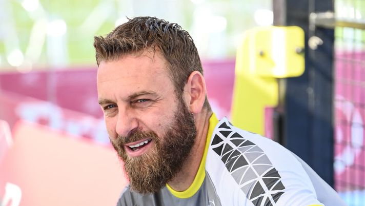 De Rossi alla Roma: “Vi voglio bene. Mi mandate una ventina di maglie di Dybala?” - immagine 1