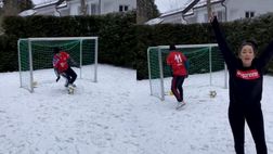 VIDEO / Douglas Costa e fidanzata si allenano sulla neve: Nathalia batte il rigore perfetto
