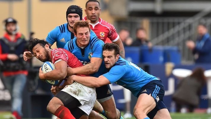 Tonga's Nafi Tuitavake (L) is tackled by Italy's Giulio Bisegni (C) and Italy's Edoardo Padovani during the rugby union Test match between Italy and Tonga at the Euganeo Stadium in Padua on November 26, 2016. / AFP / GIUSEPPE CACACE        (Photo credit should read GIUSEPPE CACACE/AFP/Getty Images) 