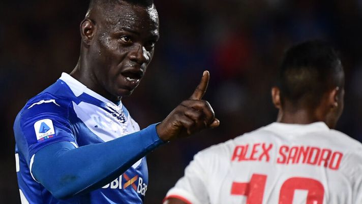 Brescia's Italian forward Mario Balotelli gestures towards Juventus fans during the Italian Serie A football match Brescia vs Juventus on September 24, 2019 at the Mario-Rigamonti stadium in Brescia. (Photo by Marco Bertorello / AFP) (Photo credit should read MARCO BERTORELLO/AFP/Getty Images) Brescia, Romulo titolare e Balotelli torna in pole: le novità di formazione - immagine 1