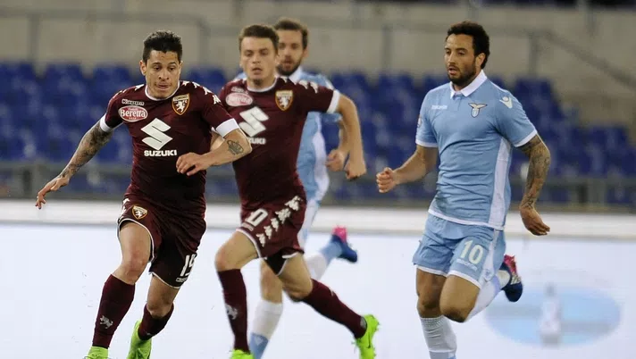 ROME, ITALY - MARCH 13:  Felipe Anderson of SS Lazio compete for the ball with Juan Manuel Iturbe of FC Torino during the Serie A match between SS Lazio and FC Torino at Stadio Olimpico on March 13, 2017 in Rome, Italy.  (Photo by Marco Rosi/Getty Images)