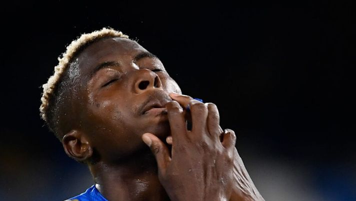 Napoli's Nigerian forward Victor Osimhen reacts during the UEFA Europa League Group F football match Napoli vs AZ Alkmaar on October 22, 2020 at San Paolo Stadium in Naples. (Photo by Filippo MONTEFORTE / AFP) (Photo by FILIPPO MONTEFORTE/AFP via Getty Images) Medico Napoli: “Vi svelo la verità sul mistero Osimhen! Il rientro prima di Natale…” - immagine 1