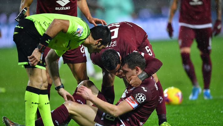 TURIN, ITALY - NOVEMBER 23:  Andrea Belotti (R) of Torino FC lies injured during the Serie A match between Torino FC and FC Internazionale at Stadio Olimpico di Torino on November 23, 2019 in Turin, Italy.  (Photo by Valerio Pennicino/Getty Images)
