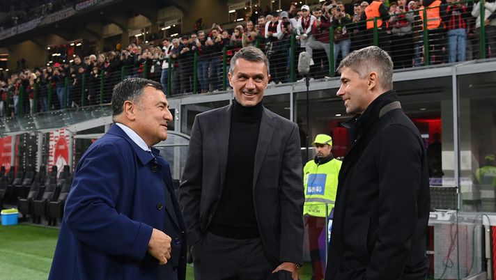 MILAN, ITALY - NOVEMBER 13: Paolo Maldini and Frederic Massara of AC Milan speaks with Joe Barone of ACF Fiorentina before the Serie A match between AC Milan and ACF Fiorentina at Stadio Giuseppe Meazza on November 13, 2022 in Milan, Italy. (Photo by Claudio Villa/AC Milan via Getty Images) Seconde squadre, ACF si tira indietro ma tre società sono interessate - immagine 1
