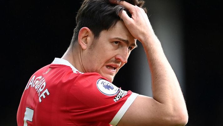 LIVERPOOL, ENGLAND - APRIL 09: Harry Maguire of Manchester United reacts during the Premier League match between Everton and Manchester United at Goodison Park on April 09, 2022 in Liverpool, England. (Photo by Michael Regan/Getty Images) Manchester United, petizione dei tifosi per togliere la fascia a Maguire - immagine 1