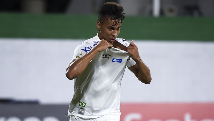 BUENOS AIRES, ARGENTINA - MARCH 03: Kaio Jorge of Santos celebrates after scoring the second goal of his team during a Group G match between Defensa y Justicia and Santos as part of Copa CONMEBOL Libertadores 2020 at Estadio Norberto Tomaghello on March 3, 2020 in Buenos Aires, Argentina. (Photo by Marcelo Endelli/Getty Images) 