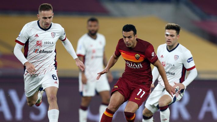 ROME, ITALY - DECEMBER 23: Pedro of Roma on the ball whilst being closed down by Marko Rog of Cagliari during the Serie A match between AS Roma and Cagliari Calcio at Stadio Olimpico on December 23, 2020 in Rome, Italy. Sporting stadiums around Italy remain under strict restrictions due to the Coronavirus Pandemic as Government social distancing laws prohibit fans inside venues resulting in games being played behind closed doors. (Photo by Paolo Bruno/Getty Images) roma