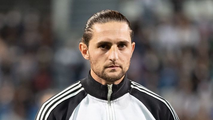 REGGIO NELL'EMILIA, ITALY - APRIL 25: Adrien Rabiot of Juventus looks on during the Serie A match between US Sassuolo and Juventus at Mapei Stadium - Citta' del Tricolore on April 25, 2022 in Reggio nell'Emilia, Italy. (Photo by Emmanuele Ciancaglini/Getty Images) Rabiot può lasciare la Juve e il fantacalcio, Sky: “Contatti in corso con il Monaco” - immagine 1