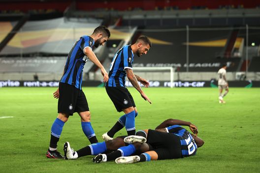 DUESSELDORF, GERMANY - AUGUST 17: Romelu Lukaku of Inter Milan celebrates with Lautaro Martinez after scoring his team's furth goal during the UEFA Europa League Semi Final between Internazionale and Shakhtar Donetsk at Merkur Spiel-Arena on August 17, 2020 in Duesseldorf, Germany. (Photo by Lars Baron/Getty Images) DUESSELDORF, GERMANY - AUGUST 17: Romelu Lukaku of Inter Milan celebrates with Lautaro Martinez after scoring his team's furth goal during the UEFA Europa League Semi Final between Internazionale and Shakhtar Donetsk at Merkur Spiel-Arena on August 17, 2020 in Duesseldorf, Germany. (Photo by Lars Baron/Getty Images)