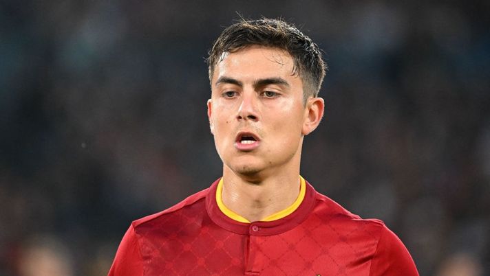 AS Roma's Argentinian forward Paulo Dybala reacts during the Italian Serie A football match between AS Rome and Torino on November 13, 2022 at the Olympic stadium in Rome. (Photo by Andreas SOLARO / AFP) (Photo by ANDREAS SOLARO/AFP via Getty Images) Dybala ai tifosi della Juve: “Difficile per voi e per me, ma oggi gioco alla Roma”. E sull’esultanza… - immagine 1