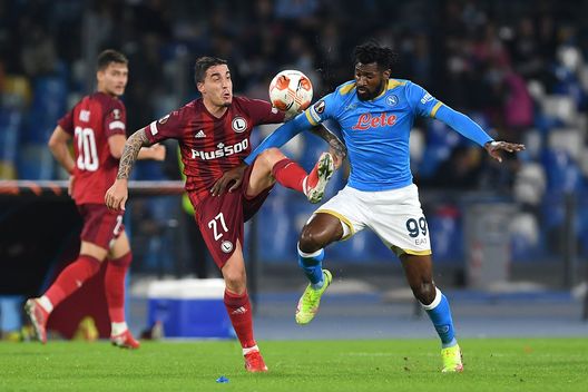 NAPLES, ITALY - OCTOBER 21: Josue of Legia Warsaw battles for possession with Andre-Frank Zambo Anguissa of SSC Napoli during the UEFA Europa League group C match between SSC Napoli and Legia Warszawa at Stadio Diego Armando Maradona on October 21, 2021 in Naples, Italy. (Photo by Francesco Pecoraro/Getty Images) NAPLES, ITALY - OCTOBER 21: Josue of Legia Warsaw battles for possession with Andre-Frank Zambo Anguissa of SSC Napoli during the UEFA Europa League group C match between SSC Napoli and Legia Warszawa at Stadio Diego Armando Maradona on October 21, 2021 in Naples, Italy. (Photo by Francesco Pecoraro/Getty Images)