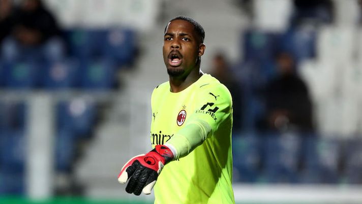BERGAMO, ITALY - OCTOBER 03: Mike Maignan of AC Milan reacts during the Serie A match between Atalanta BC v AC Milan at Gewiss Stadium on October 03, 2021 in Bergamo, Italy. (Photo by Marco Luzzani/Getty Images) Maignan, la Gazzetta: “Salta ben 12 partite in Serie A. Mirante e l’occasione sorpasso” - immagine 1