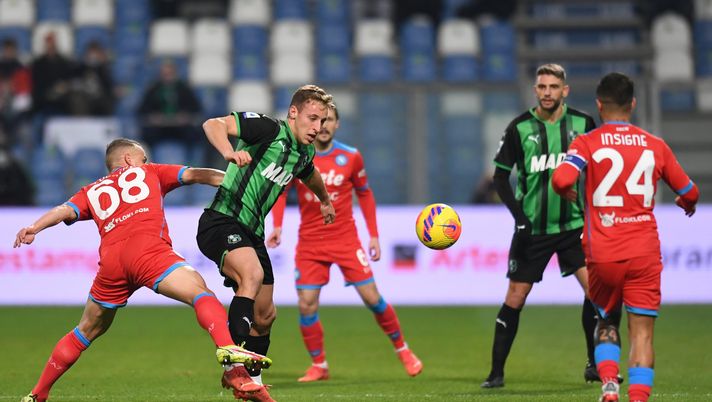 REGGIO NELL'EMILIA, ITALY - DECEMBER 01: Davide Frattesi of U.S. Sassuolo Calcio is challenged by Stanislav Lobotka of SSC Napoli during the Serie A match between US Sassuolo v SSC Napoli at Mapei Stadium - Citta' del Tricolore on December 01, 2021 in Reggio nell'Emilia, Italy. (Photo by Alessandro Sabattini/Getty Images) Frattesi si allontana dal Napoli: il centrocampista rinnova col Sassuolo fino al 2026 - immagine 1