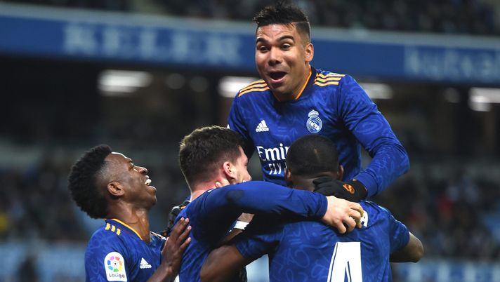 SAN SEBASTIAN, SPAIN - DECEMBER 04: Luka Jovic of Real Madrid celebrates with teammates Casemiro, Vinicius Junior and M David Alaba after scoring their side's second goal during the La Liga Santander match between Real Sociedad and Real Madrid CF at Reale Arena on December 04, 2021 in San Sebastian, Spain. (Photo by Juan Manuel Serrano Arce/Getty Images) Niente giallo: Casemiro non mancherà l’appuntamento con il derby - immagine 1