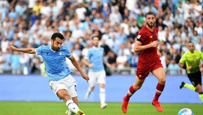 ROME, ITALY - SEPTEMBER 26: Pedro Rodriguez of SS Lazio scores a second goal during the Serie A match between SS Lazio and AS Roma at Stadio Olimpico on September 26, 2021 in Rome, Italy. (Photo by Marco Rosi - SS Lazio/Getty Images) Fienga come Pedro? E’ sindrome da derby fra i tifosi giallorossi… - immagine 1