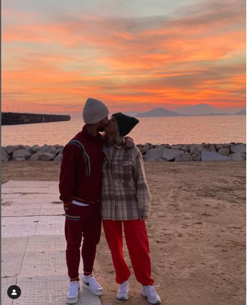 FOTO Napoli fa da sfondo all’amore tra Mertens e Kat: lo splendido scatto social- immagine 2
