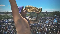 VIDEO / “Tutto per te”, Lautaro si coccola la Coppa del Mondo