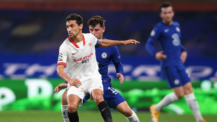 LONDON, ENGLAND - OCTOBER 20: Jesus Navas of Sevilla battles for possession with Mason Mount of Chelsea during the UEFA Champions League Group E stage match between Chelsea FC and FC Sevilla at Stamford Bridge on October 20, 2020 in London, England. Sporting stadiums around the UK remain under strict restrictions due to the Coronavirus Pandemic as Government social distancing laws prohibit fans inside venues resulting in games being played behind closed doors. (Photo by Mike Hewitt/Getty Images) LONDON, ENGLAND - OCTOBER 20: Jesus Navas of Sevilla battles for possession with Mason Mount of Chelsea during the UEFA Champions League Group E stage match between Chelsea FC and FC Sevilla at Stamford Bridge on October 20, 2020 in London, England. Sporting stadiums around the UK remain under strict restrictions due to the Coronavirus Pandemic as Government social distancing laws prohibit fans inside venues resulting in games being played behind closed doors. (Photo by Mike Hewitt/Getty Images)