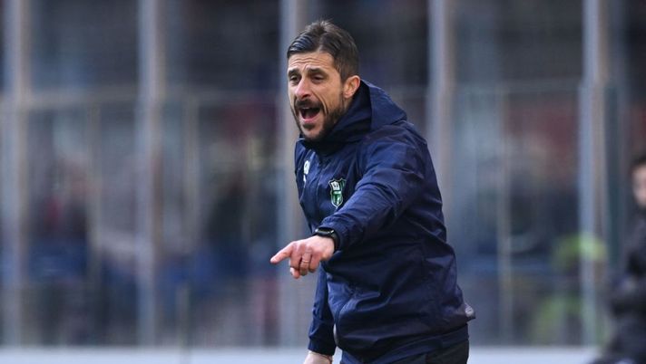 Sassuolo's Italian coach Alessio Dionisi gestures during the Italian Serie A football match between AC Milan and Sassuolo, at the San Siro stadium in Milan, on January 29, 2023. (Photo by MIGUEL MEDINA / AFP) (Photo by MIGUEL MEDINA/AFP via Getty Images) Dionisi: “Defrel, Berardi, Frattesi deve crescere ancora e Rogerio deve confermarsi” - immagine 1