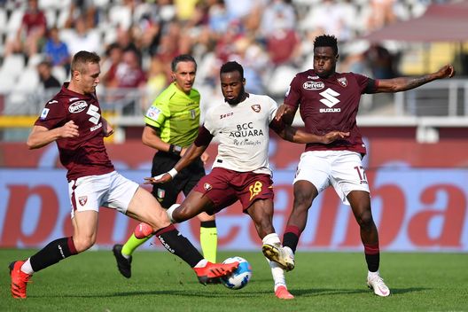 TURIN, ITALY - SEPTEMBER 12: Wilfried Singo (R) of Torino FC competes with Lassana Coulibaly (C) of US Salernitana during the Serie A match between Torino FC and US Salernitana at Stadio Olimpico di Torino on September 12, 2021 in Turin, Italy. (Photo by Valerio Pennicino/Getty Images) Comparazione Quote, Salernitana-Torino: ecco le chance granata secondo gli analisti- immagine 2