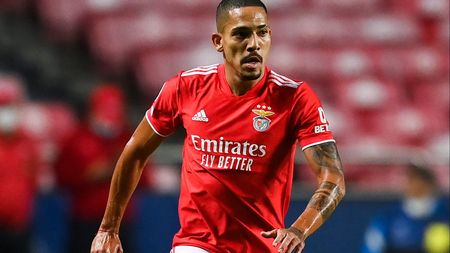 LISBON, PORTUGAL - SEPTEMBER 29: Gilberto of SL Benfica runs with the ball during the UEFA Champions League group E match between SL Benfica and FC Barcelona at Estadio da Luz on September 29, 2021 in Lisbon, Portugal. (Photo by David Ramos/Getty Images) LISBON, PORTUGAL - SEPTEMBER 29: Gilberto of SL Benfica runs with the ball during the UEFA Champions League group E match between SL Benfica and FC Barcelona at Estadio da Luz on September 29, 2021 in Lisbon, Portugal. (Photo by David Ramos/Getty Images)
