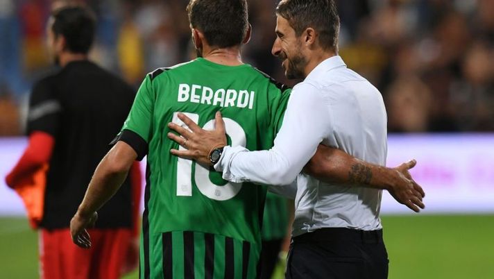 REGGIO NELL'EMILIA, ITALY - AUGUST 20: Alessio Dionisi head coach of US Sassuolo embraces Domenico Berardi of US Sassuolo after the Serie A match between US Sassuolo and US Lecce at Mapei Stadium - Citta' del Tricolore on August 20, 2022 in Reggio nell'Emilia, . (Photo by Alessandro Sabattini/Getty Images) Dionisi: “Laurienté e Berardi out, il motivo! Frattesi deve restare, come sta Pinamonti, Traorè…” - immagine 1
