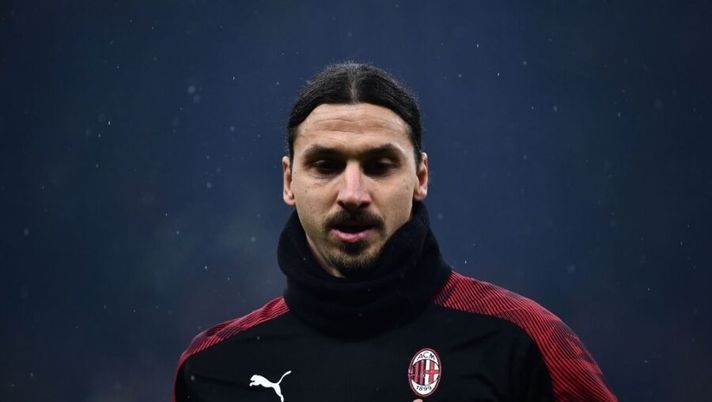 AC Milan's forward Zlatan Ibrahimovic from Sweden warms up during the Italian Serie A football match Inter Milan vs AC Milan on February 9, 2020 at the San Siro stadium in Milan. (Photo by MARCO BERTORELLO / AFP) (Photo by MARCO BERTORELLO/AFP via Getty Images) Gazzetta: “Ibra sta bene, cosa filtra per domani. Per Saelemaekers e il rientro di Bennacer…” - immagine 1