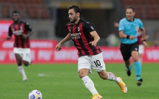 MILAN, ITALY - SEPTEMBER 24: Hakan Calhanoglu of AC Milan in action during the UEFA Europa League third qualifying round match between AC Milan and Bodo Glimt at Stadio Giuseppe Meazza on September 24, 2020 in Milan, Italy. (Photo by Emilio Andreoli/Getty Images) MILAN, ITALY - SEPTEMBER 24: Hakan Calhanoglu of AC Milan in action during the UEFA Europa League third qualifying round match between AC Milan and Bodo Glimt at Stadio Giuseppe Meazza on September 24, 2020 in Milan, Italy. (Photo by Emilio Andreoli/Getty Images)