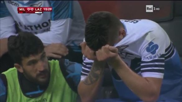 Sergej Milinkovic-Savic piange dopo l'infortunio subito contro il Milan Sergej Milinkovic-Savic piange dopo l'infortunio subito contro il Milan