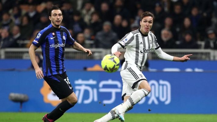 MILAN, ITALY - MARCH 19: Federico Chiesa of Juventus makes a pass whilst under pressure from Matteo Darmian of FC Internazionale during the Serie A match between FC Internazionale and Juventus at Stadio Giuseppe Meazza on March 19, 2023 in Milan, Italy. (Photo by Marco Luzzani/Getty Images) Juve, Chiesa ha preso voto: ecco la spiegazione di Fantacalcio.it - immagine 1