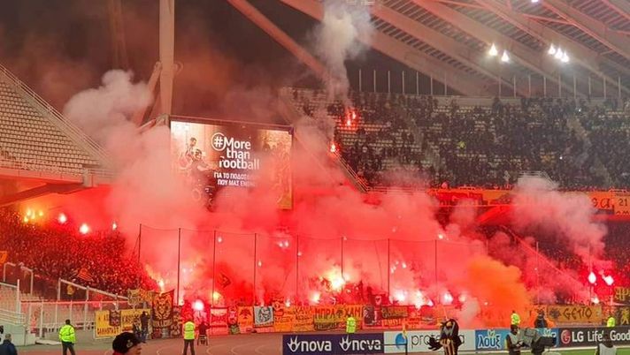Coreografie fiammeggianti all'ingresso delle due squadre protagoniste del derby di Atene: Aek-Olympiacos Coreografie fiammeggianti all'ingresso delle due squadre protagoniste del derby di Atene: Aek-Olympiacos
