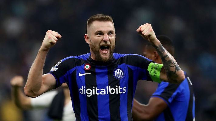 MILAN, ITALY - OCTOBER 04: Milan Skriniar of FC Internazionale celebrates after their side's victory during the UEFA Champions League group C match between FC Internazionale and FC Barcelona at San Siro Stadium on October 04, 2022 in Milan, Italy. (Photo by Marco Luzzani/Getty Images) Gazzetta: “Rinnovo Skriniar, i dettagli dell’offerta e il segnale incoraggiante per l’Inter” - immagine 1