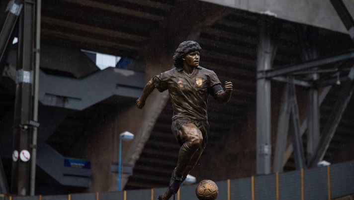 NAPLES, ITALY - NOVEMBER 25: The statue made by the sculptor Domenico Sepe depicting Diego Armando Maradona at the stadium named after him on November 25, 2021 in Naples, Italy. A year on after the football star's death, Maradona is still the idol of all Neapolitans, marked by tributes all over the city. (Photo by Ivan Romano/Getty Images) Statua Maradona