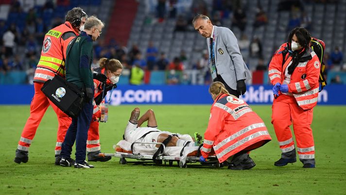MUNICH, GERMANY - JULY 02: Leonardo Spinazzola of Italy leaves the pitch on a stretcher during the UEFA Euro 2020 Championship Quarter-final match between Belgium and Italy at Football Arena Munich on July 02, 2021 in Munich, Germany. (Photo by Matthias Hangst/Getty Images) MUNICH, GERMANY - JULY 02: Leonardo Spinazzola of Italy leaves the pitch on a stretcher during the UEFA Euro 2020 Championship Quarter-final match between Belgium and Italy at Football Arena Munich on July 02, 2021 in Munich, Germany. (Photo by Matthias Hangst/Getty Images)