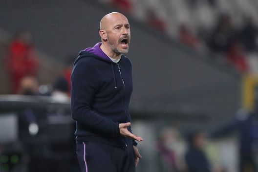 LA SPEZIA, ITALY - FEBRUARY 14: Vincenzo Italiano manager of AFC Fiorentina gestures during the Serie A match between Spezia Calcio and ACF Fiorentina at Stadio Alberto Picco on February 14, 2022 in La Spezia, Italy. (Photo by Gabriele Maltinti/Getty Images) LA SPEZIA, ITALY - FEBRUARY 14: Vincenzo Italiano manager of AFC Fiorentina gestures during the Serie A match between Spezia Calcio and ACF Fiorentina at Stadio Alberto Picco on February 14, 2022 in La Spezia, Italy. (Photo by Gabriele Maltinti/Getty Images)