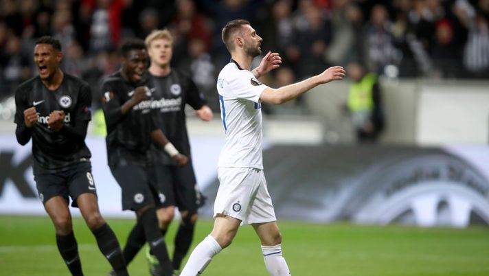 FRANKFURT AM MAIN, GERMANY - MARCH 07: Marcelo Brozovic of FC Internazionale reacts after having his penalty saved during the UEFA Europa League Round of 16 First Leg match between Eintracht Frankfurt and FC Internazionale at Commerzbank-Arena on March 07, 2019 in Frankfurt am Main, Germany. (Photo by Alex Grimm/Getty Images) FRANKFURT AM MAIN, GERMANY - MARCH 07: Marcelo Brozovic of FC Internazionale reacts after having his penalty saved during the UEFA Europa League Round of 16 First Leg match between Eintracht Frankfurt and FC Internazionale at Commerzbank-Arena on March 07, 2019 in Frankfurt am Main, Germany. (Photo by Alex Grimm/Getty Images)