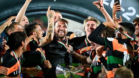 VENICE, ITALY - MAY 27: Paolo Zanetti head coach of Venezia FC celebrates being promoted to Serie A with his players after the Serie B Playoffs Final match between Venezia FC and AS Cittadella at Stadio Pier Luigi Penzo on May 27, 2021 in Venice, Italy. (Photo by Nicolo Zangirolami/Getty Images) VENICE, ITALY - MAY 27: Paolo Zanetti head coach of Venezia FC celebrates being promoted to Serie A with his players after the Serie B Playoffs Final match between Venezia FC and AS Cittadella at Stadio Pier Luigi Penzo on May 27, 2021 in Venice, Italy. (Photo by Nicolo Zangirolami/Getty Images)