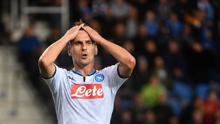 Napoli's Polish forward Arkadiusz Milik react during the UEFA Champions League Group E football match between Napoli and RC Genk, on October 02, 2019 at the Cristal Arena in Genk, Belgium. (Photo by JOHN THYS / AFP) (Photo by JOHN THYS/AFP via Getty Images) Ancelotti: “La verità sull’infortunio di Lozano: è una punta! I problemi fisici di Milik…” - immagine 1
