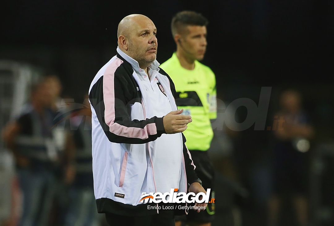  CAGLIARI, ITALY - AUGUST 12:  Palermo's coach Bruno Tedino reacts  during the Coppa Italia match between Cagliari Calcio and US Citta di Palermo at  on August 12, 2018 in cagliari, Italy.  (Photo by Enrico Locci/Getty Images) 